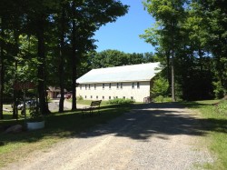 Bâtiment pour la salle à manger, quelques chambres et salle pour les cours de yoga.